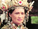 排灣族:Braided garland headdress woven with flowers of the wild.